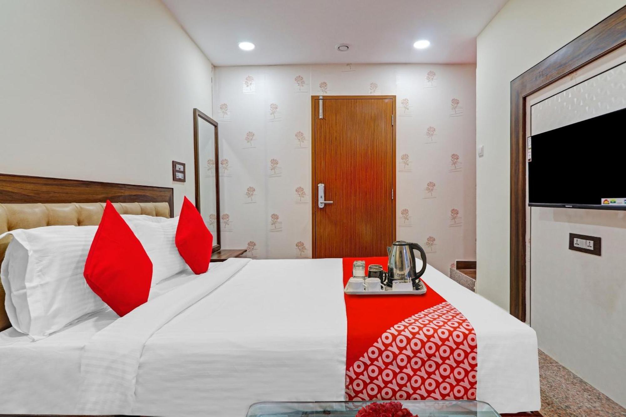 Heavens Inn Near Rasoolpura Metro Station Hyderabad Eksteriør billede