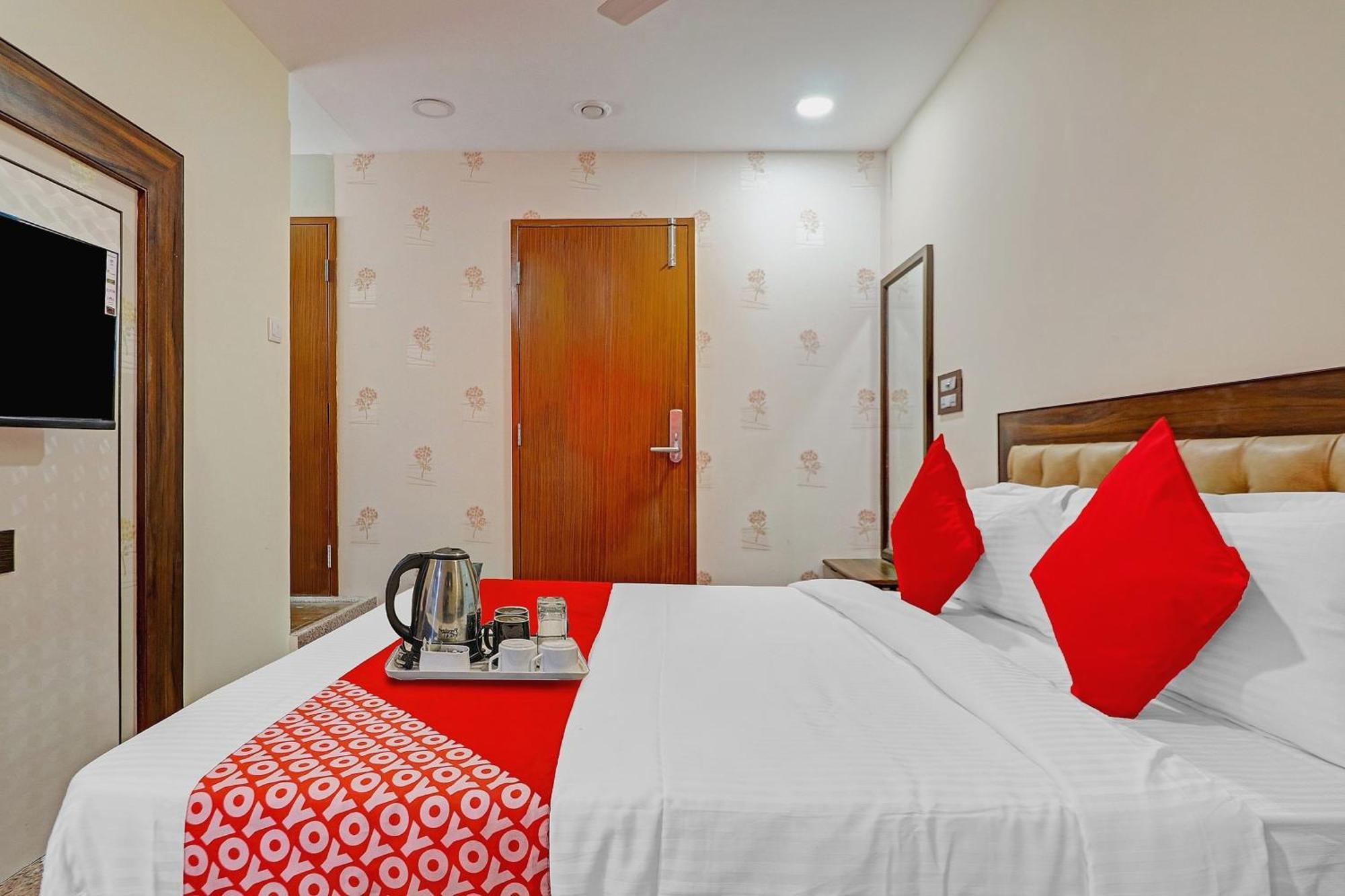 Heavens Inn Near Rasoolpura Metro Station Hyderabad Eksteriør billede